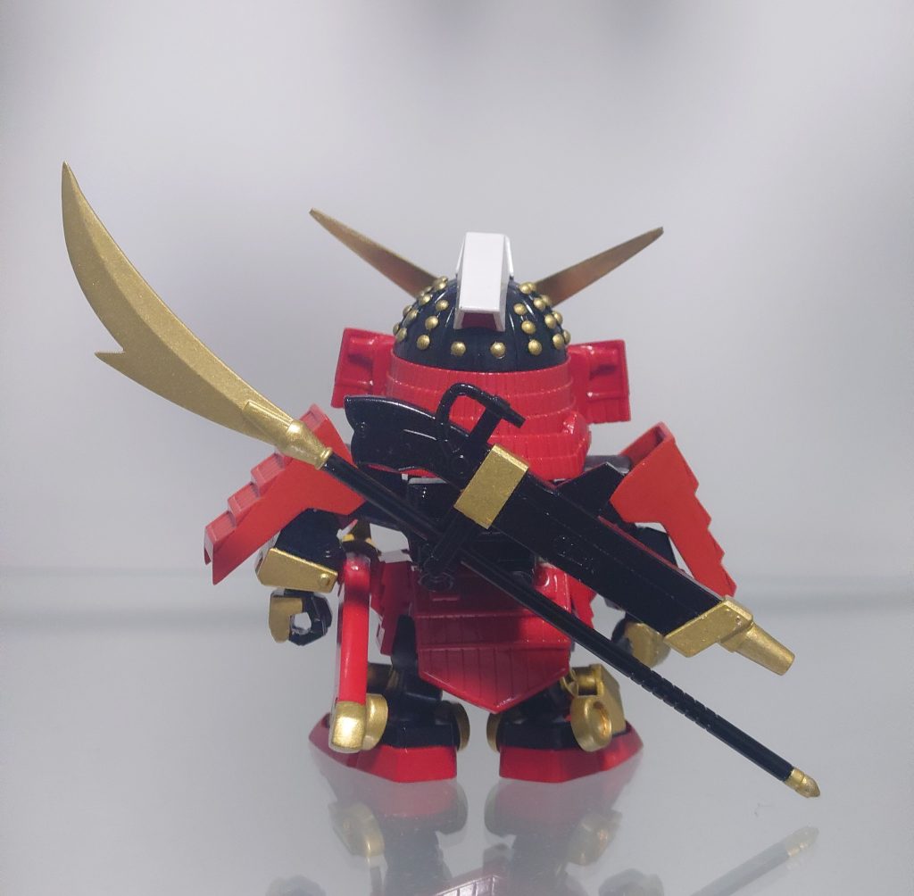 ＜背面＞元キットのアタッチメントを微加工していて、銃も背負う事が可能。