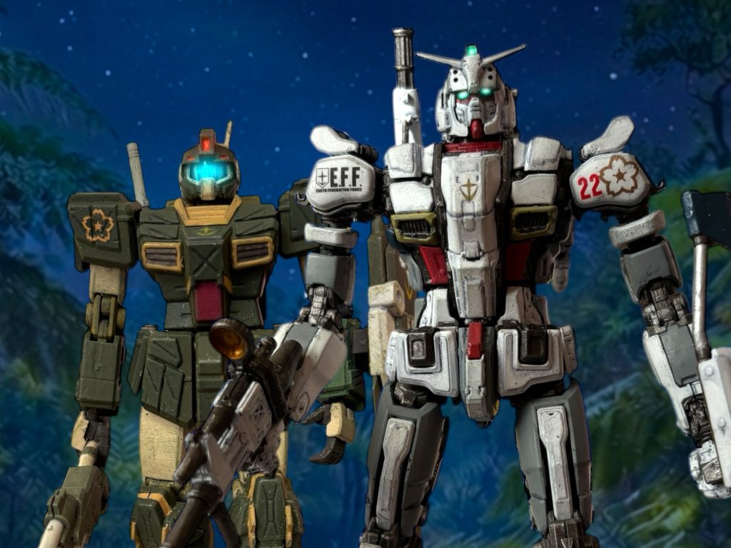 「……何だって……！？」　だしぬけに、ホバートラックの奥からマーク曹長の声が響いた。「何です……！？」ミヤギは、油断なく立ち上がると、キャノンのコクピットから垂れ下がるワイヤーに向かおうとする。「違う、良いんだ、少尉、敵じゃない。」マークが、ホバートラックの中から、慌てて出てくる。「撤収だ。基地に戻れって。」「……何か、ありましたか？」「たぶん、停戦だ。たった今、サイド６を通じて、両陣営に打診があった。まだ正式ではないようだが……。」ミヤギ、チタと、マークと３人で、トラックの中で送信されてきたデータを覗き込む。「ア・バオア・クーが陥ちた……？」ミヤギが呟く。「そうらしいな。」「戦争が、終わる……？」チタも呟くと、ズシンズシンと地を揺らしながら重い音が響いた。『マーク曹長、聞こえるか。』第２２遊撃MS部隊のMS隊長、ヘント・ミューラー少尉の声だ。チタが銃座からひょっこり顔を出して見ると、密林をかき分け、陸戦強襲型ガンダムとジム・ストライカーが並んでやってくるのが見えた。２機は、”万が一”の戦闘の際、ミヤギのガンキャノンを掩護できるよう、少し離れたところに展開して待機していたのだ。『ミヤギ少尉も近くにいるか？機体の通信に応答がない。』「すみません、機体を降りて食事を摂っていました。」慌てて、ミヤギが応答する。『なんだ、みんなで弁当広げてピクニックか。』　ジム・ストライカーのパイロット、イギー・ドレイク少尉が得意の軽口を叩く。「……そのとおりです、すみません。」ミヤギが恥じらい、小声で応じる。『良いんだ、どうせ、敵は来ない。』ヘントが優しく言う。『持ち場を離れおって、けしからんぞ、ミヤギクン！』面白がってイギーは茶化してくる。「”ジャパニーズ・トシコシ・ヌードル”をいただいておりました！少尉たちも、ぜひご一緒に！」顔つきまで伝わるような”にこやかな”声で、チタがマイクに向かって言う。「イギー少尉も”ニホンジン”の子孫仲間でしょう？」『良いな。”キッド”の言う通りだ。』ヘントの声で、ガンダムとジムもゆっくりと膝をついて屈んだ。