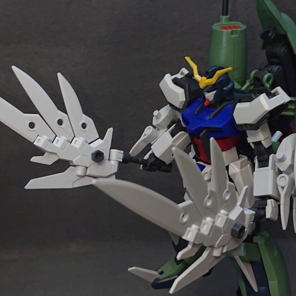 84番目のストライクの仮組ができました!今回の機体は、ストライクにカオスをミキシングした強襲遊撃型の近接戦闘用ストライクとなっています💡折角のカオスとのミキシングと言うことでMAへの可変機構もちゃんと取り入れています!拘りポイントとしては余剰パーツ無しでの完全変形を目指しました✨▼MS形態での戦闘方法としては、オリジナル武装での近接戦闘を想定しています💡このオリジナル武装は“30MMのウイングユニット”を“剣”に見立てたモノで、少しでも武装に個性が欲しかったという思いから作ったものになりますw基本的には両手に持った“双剣モード”ですが、多少のギミックとして剣の柄同士をドッキングさせた“ツインブレードモード”と、1つの柄の両端にウイングパーツを取り付けた“アローモード”の3モードを戦況に応じて使い分けます!制作当初は“翼の剣って格好良いじゃん✨”ぐらいの気持ちで作り始めたのですが、気が付いたら3モードもある汎用性の高い武装になっちゃって💦カオスとのミキシングよりも目立つモノになってしまいましたw▼MA形態では機動力を活かした強襲遊撃戦を行うことをイメージしています💡自分的にはかなり良い感じの仕上がりになったので、変形後の機体デザインや武装などは完成投稿までの秘密にしたいと思いますwもしかしたら「全然隠せてないよ」って感じかも知れませんが💦w▼おおまかに使いたい色は決まっているので、どんな配色にするか悩みながら塗装を頑張りたいと思います✨では、完成投稿でまたお会いしましょうw(3枚目)