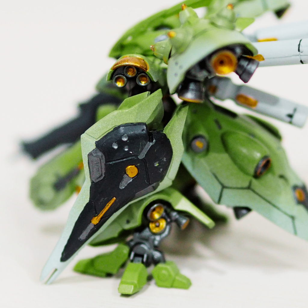 下地はホワイトで塗りつぶし。ミリタリー系のグリーンに黄色を少し加えた色で本体色を、関節はガンメタにしています。グリーンはホワイトでグラデーション。差し色でゴールドを使っています。