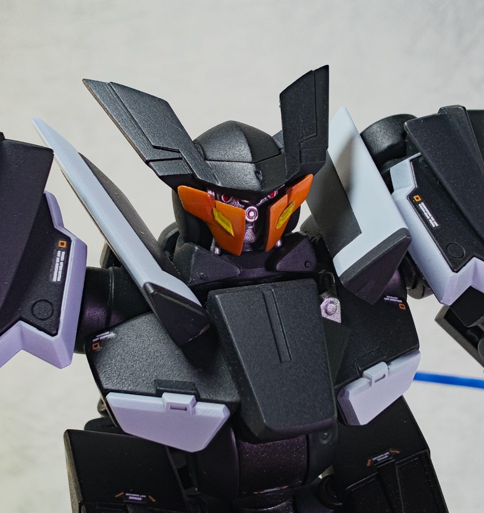 フラッグの決めのタイミングで目が光る描写が好きなので、それをイメージしてツインアイ風のシールを使っています