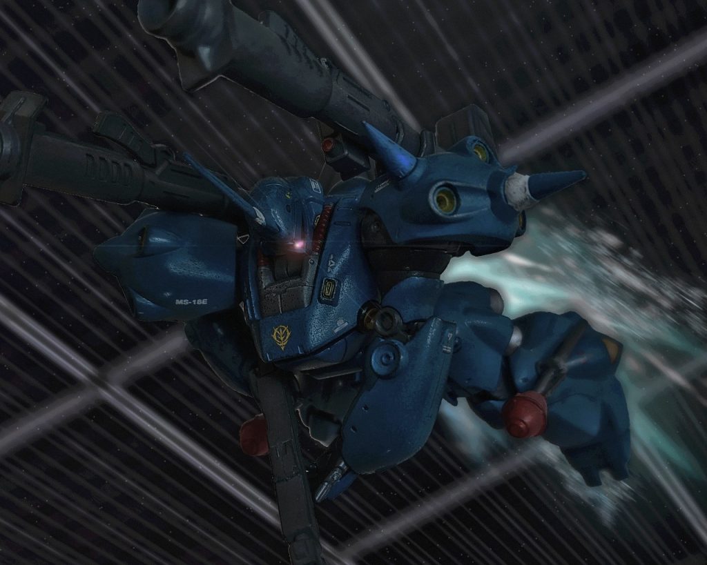 「見つかったっ!?」第1小隊の隊長は蒼いMSを目視すると、敵もこちらに気づいた。コロニーの上空にいた敵機は、その速さのまま降下してくる。「…だ…2小…い、迎撃する！…く機、ビー…サーベ…に持…替えろっ！」ノイズ混じりの無線が拾ったのは同じくセンターから出撃した第2小隊の交信だ。「やめろっ！第2小隊は迎撃するつもりかっ!?」第1小隊長は叫んだ。中立コロニーであるサイド6で戦闘行為を行えば、行政や住民から反感を買うのは勿論、外交上不利になってしまうことは容易に想像できる。「…チキン共がっ！迂闊に手を出すんじゃないっ！」第2小隊の愚行を止めるべく第1小隊長も吊られるように上空へ飛んだ。それを見た量産型ガンキャノンのパイロットはただその場に立ち尽くす。(…隊長が持ち場を離れていいのかよ？)量産型ガンキャノンのパイロットは妙な冷静さがあった。慌てふためく仲間や上官を客観的にみている。…いや、現状が受け入れられていないのだ。なぜだか何処か他人事のように感じている自分がいる。