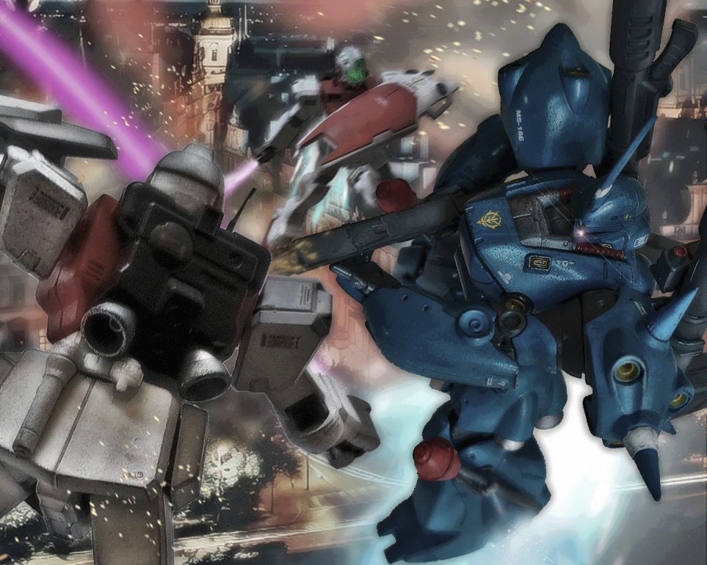 「…止まりやがっっ…!!!?」ジムコマンドに囲まれた蒼いMSは、その重武装の見た目とは裏腹に軽々と身を翻すと、すかさず銃火器を叩き込んだ。第2小隊は射撃武器による流れ弾で民間人やコロニーへの被害を防ごうとビームサーベルに武装変更したがその判断は誤っていた。ビームサーベルは必然的に接近戦になり間合いを詰めなくてはならないが、敵はそこに住む人間やコロニーがどうなろうと気にも止めない異常な存在である。躊躇わず発砲すると第2小隊のジムコマンドは虫のように落ちていく。