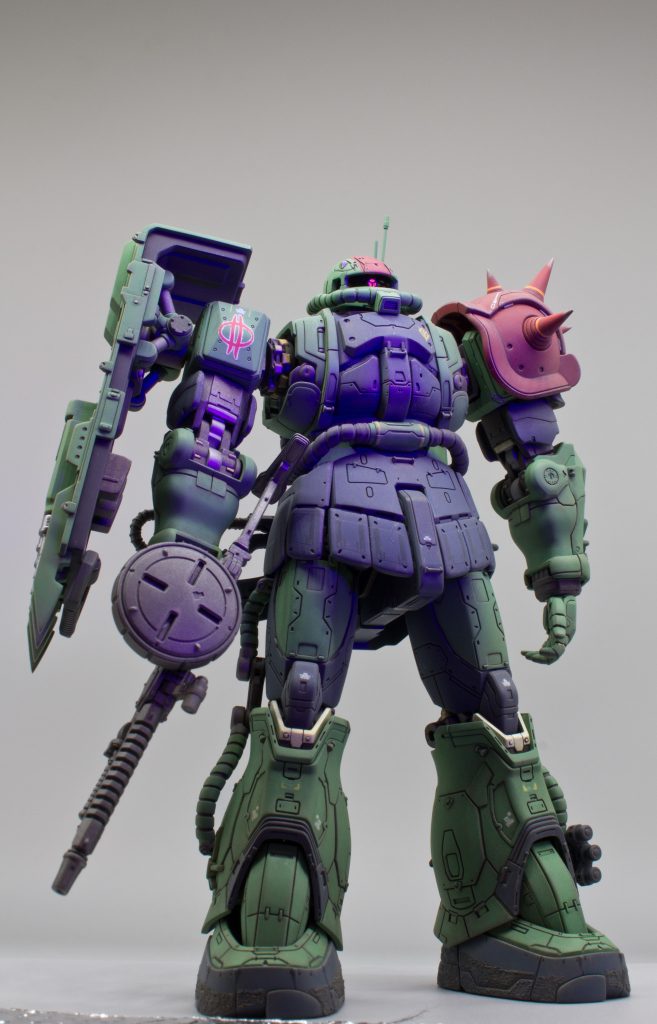 基本工作後、メカサフスーパーヘビィ→設定画とBANDAIホビーサイトを参考に塗り分けました。スカートのグレーは１色ではなく、他機体だと緑の部分と、共通でグレーの部分ではトーンを変えてます。メカ部は好みで複数のメタリックカラーで塗り分けてます。