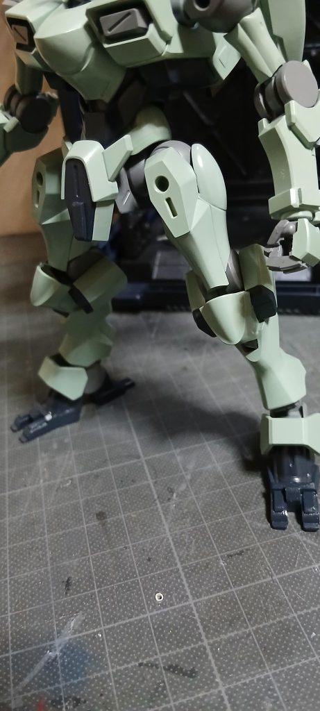 それから脚部ですが、元のつま先のデザインもシンプルで好きなのですが少し寂しいので、鳥足っぽくしてみました😺