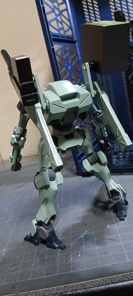 スタイル自体はいじってないのですが、キャノン&ランチャー装備をしてみました。あと、背中のスラスター部なんですが、オミットしようかと思ったのですがスラスターも装備させたくなったので、軸棒を延長して装備しました。とっても欲張り屋さんです😼あと、塗装は筆塗りです。