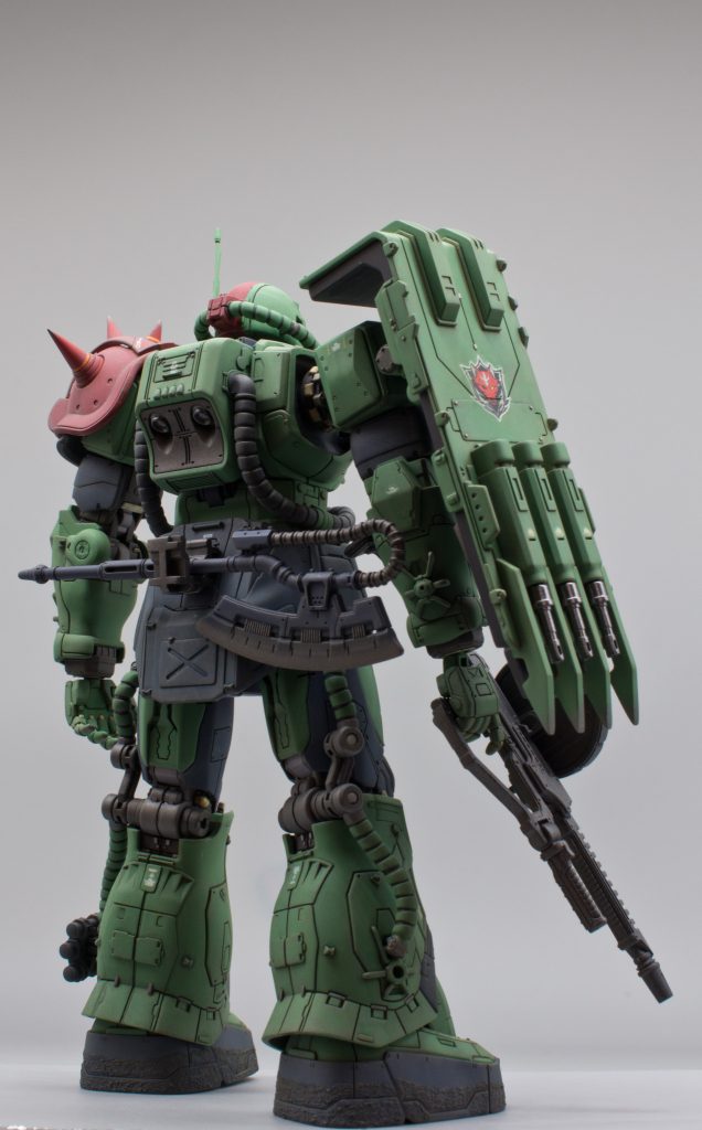 脚部動力パイプも基部以外はボディ色で塗装。