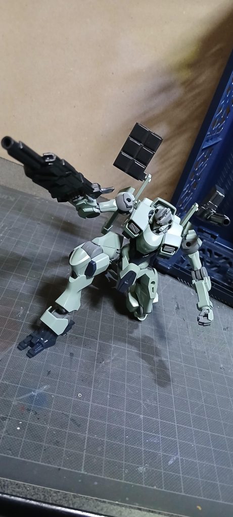 立て膝で武装展開し、ライフルを構えるザウォートくん!関節も良く動いてくれます😆