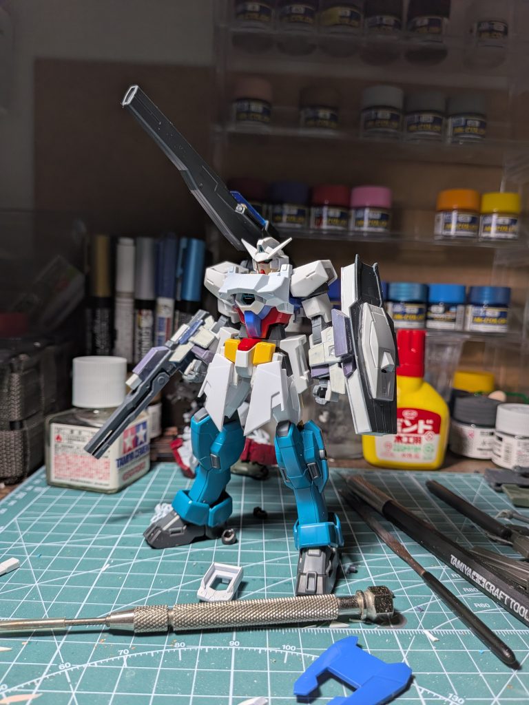 こんな感じでミキシングしました肩はAGE-2マグナム胸と前掛けはデルタカイ足はレオパルドダ・ヴィンチ腕の装甲はビルドMark-2バックパックはニューガンダム武器はアリオス盾はエクシア盾の裏とミカエリスとプラバン