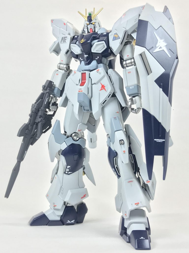 手を加えた点は、頭部、腕部、シールドをHiνガンダムから、ビームライフルをユニコーンガンダムから流用してみましたが、なかなかどうしてガンダムしてますな〜