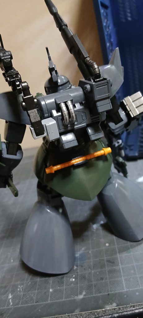 バックですが、ふくらはぎの合わせ目消し以外はいじってません😒しかしゲルググキャノンのバックパックって、武骨でカッコいいですよね✴️私もいつか武骨な｢漢｣になってみたい……。