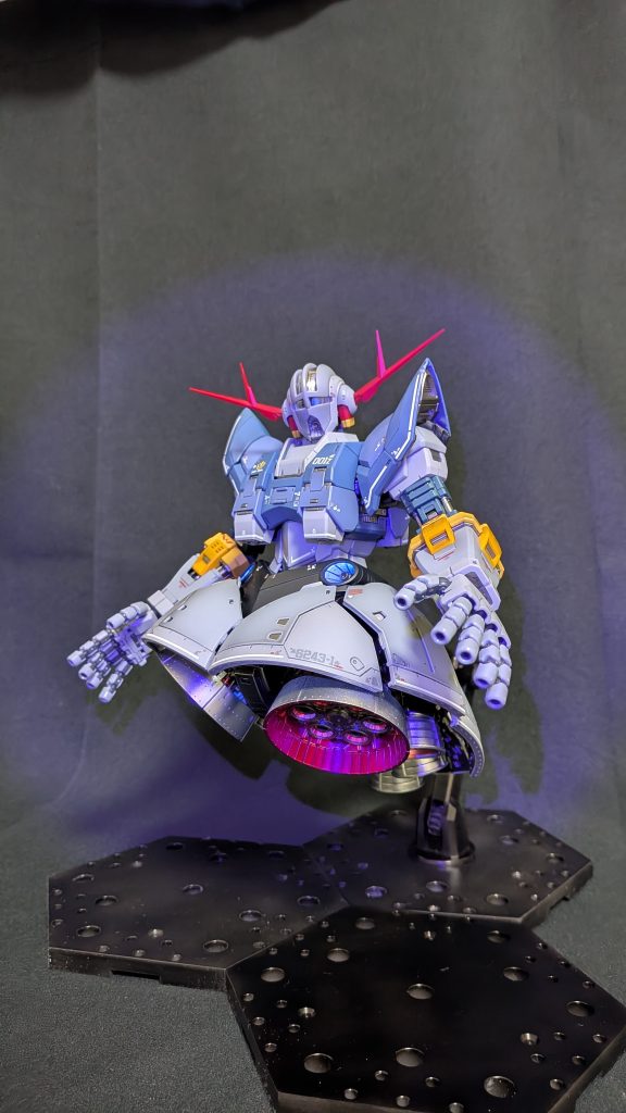 モノアイとバーニアは蛍光クリアーを吹いたのでブラックライトで光りますがいまいちでした。