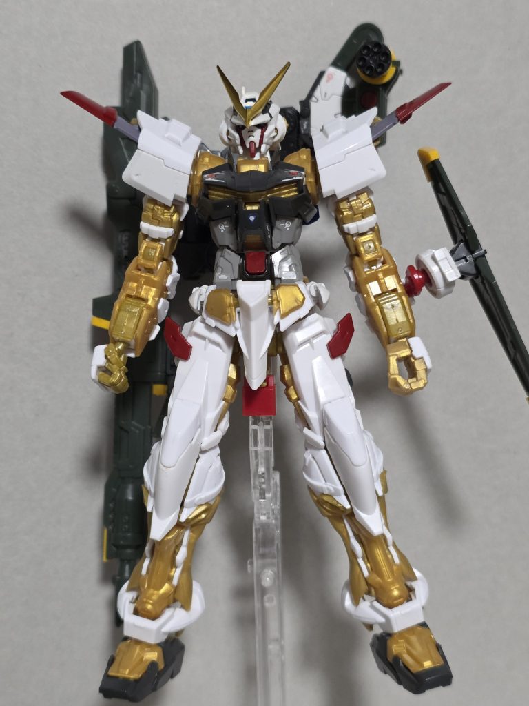 ランチャーストライカーも左右逆に配置されていました。肩部ウエポンポッドのアレンジにも驚かされました。正直、シールドが上手く出来なかったですね。サーベル、ミサイルと足りないし、元に戻せるように意識しながらシールドにしようとすると良い案が浮かばず。。。