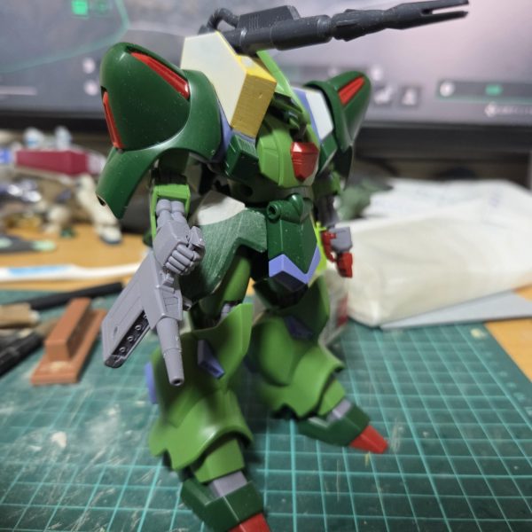 もしも、ガルスjがジオン残党に渡って運用されていたらという妄想で制作をしている機体です!既にガルスkがいるので、あえてゲルググキャノンのビームキャノンを付け差別化をしています。このガルスjはガルスkと違って、宇宙で運用されていたらという設定で制作をしていて、今後の予定としてはバックパックを大型化させてシーマゲルググのプロペラントタンクを増設したり、肩から下をザクllなどに変えようと考えてます！もし、いい案などがあったら言って欲しいです!（2枚目）