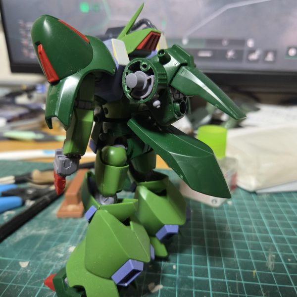 もしも、ガルスjがジオン残党に渡って運用されていたらという妄想で制作をしている機体です!既にガルスkがいるので、あえてゲルググキャノンのビームキャノンを付け差別化をしています。このガルスjはガルスkと違って、宇宙で運用されていたらという設定で制作をしていて、今後の予定としてはバックパックを大型化させてシーマゲルググのプロペラントタンクを増設したり、肩から下をザクllなどに変えようと考えてます！もし、いい案などがあったら言って欲しいです!（3枚目）