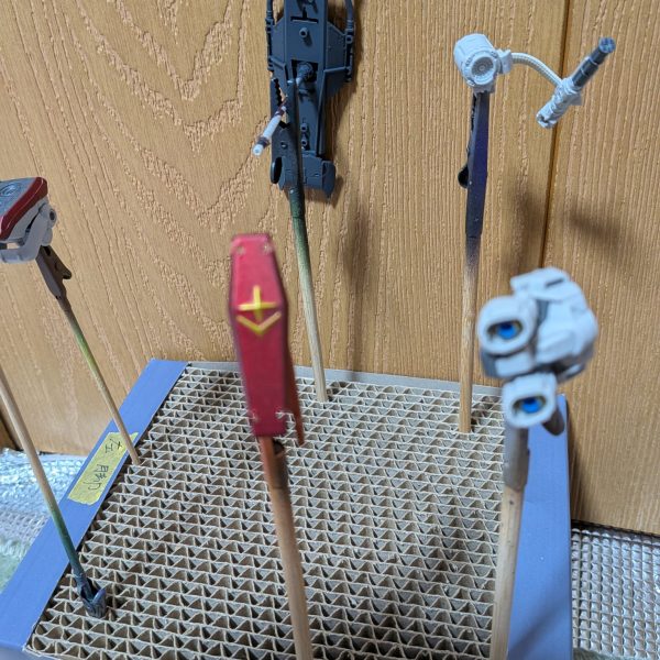 ガンダムEX製作途中です。寒い時につや消し吹いて白濁したので再度光沢吹いてリカバリーしてからつや消しかけてウェザリングかける予定です。シールの貼り方下手だからか赤いラインのシール破れてしまってそのままにしてます;（2枚目）