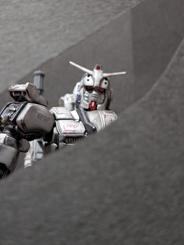 黒い画用紙を切り取って雑にザクIIのコックピットの例のシーンを再現倒れたザクIIにゆっくり近づいてくるガンダムEXさん……