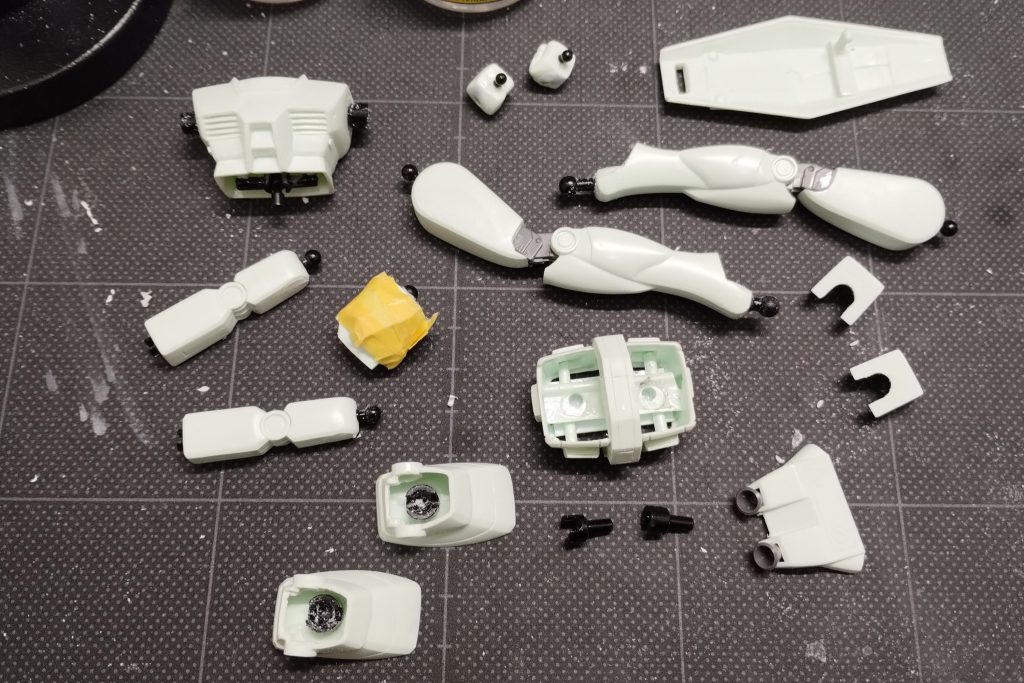 各部に仕込んだ関節用パーツ。