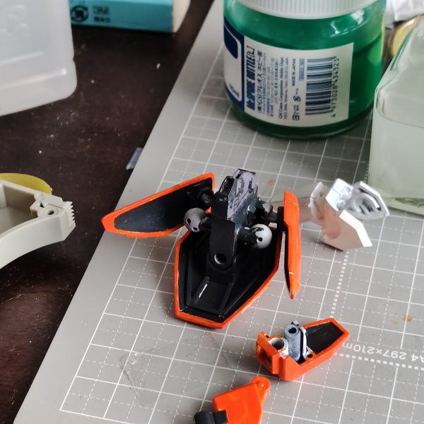 あけましておめでとうございます(激遅)今年初投稿ですウイングって、ライフリイモジャと並べたら仲間に見えませんか！？見えませんかそうですか、もしハイネが生きてたらライフリイモジャに並んでウイングにでも乗っていてほしいものです今年は2回の引越し&社会人、社会人の財力でEGウイング作ってます本当は年内に終わらせたかったんですが、これ以上は雑に作りたくないなーと思い、渋々制作途中のみ……&nbsp;楽に無理せず作れる作り方で、EGウイング発売の３連休で終わらせようと思ったら、あれもやりたい、これもやりたいと気付けば年末時間かけたいのか楽にサクッと作りたいのか、私の中ではハッキリしない中途半端な感じになっていますが、色なり工作のデザインは満足いっているのでちゃんと完成させたいところ多分年明けたら投稿します、良いお年を（5枚目）