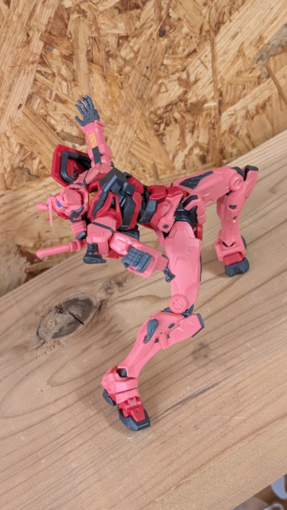 作品名：こいつ、動き過ぎるぞ！<p>赤いガンダムを素組してみましたが、可動域の広さにただただ驚きました！！フィギュアスケートできますよ😳 凄い良いキットでした🤤</p>
