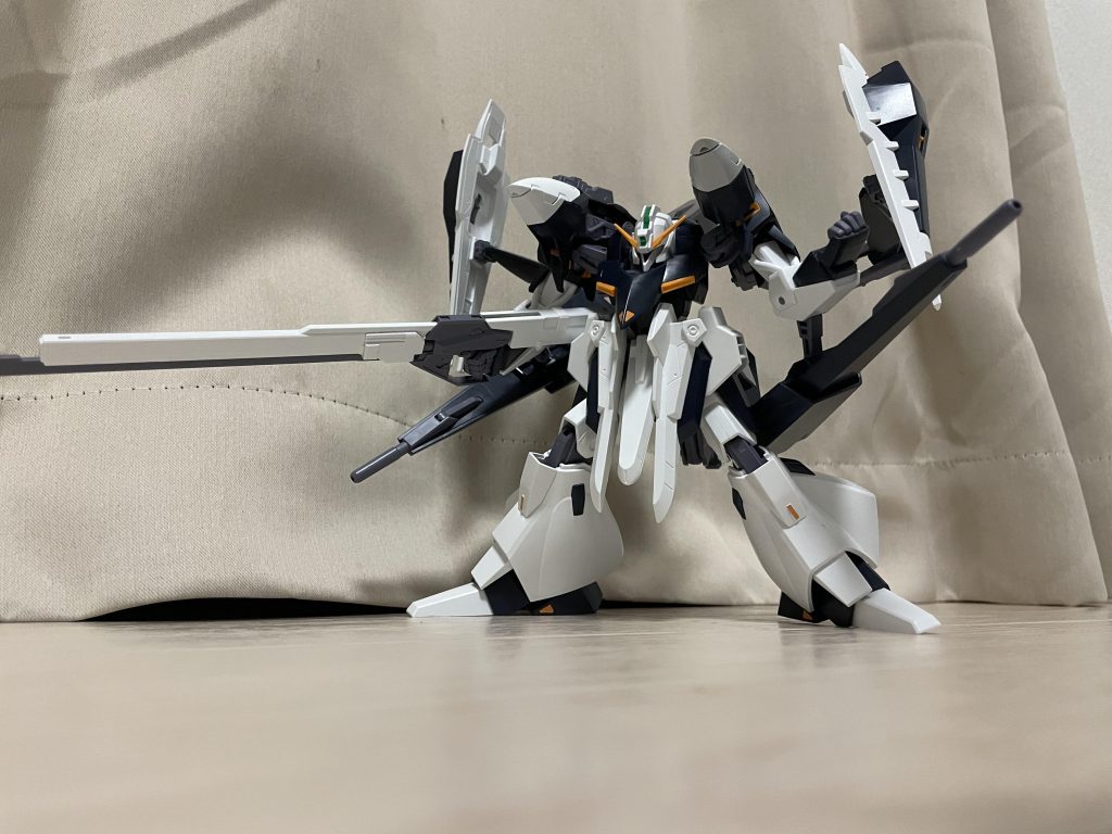 MS形態両肩部にシールドブースターが追加されたことで、多少シルエットが大型化している
