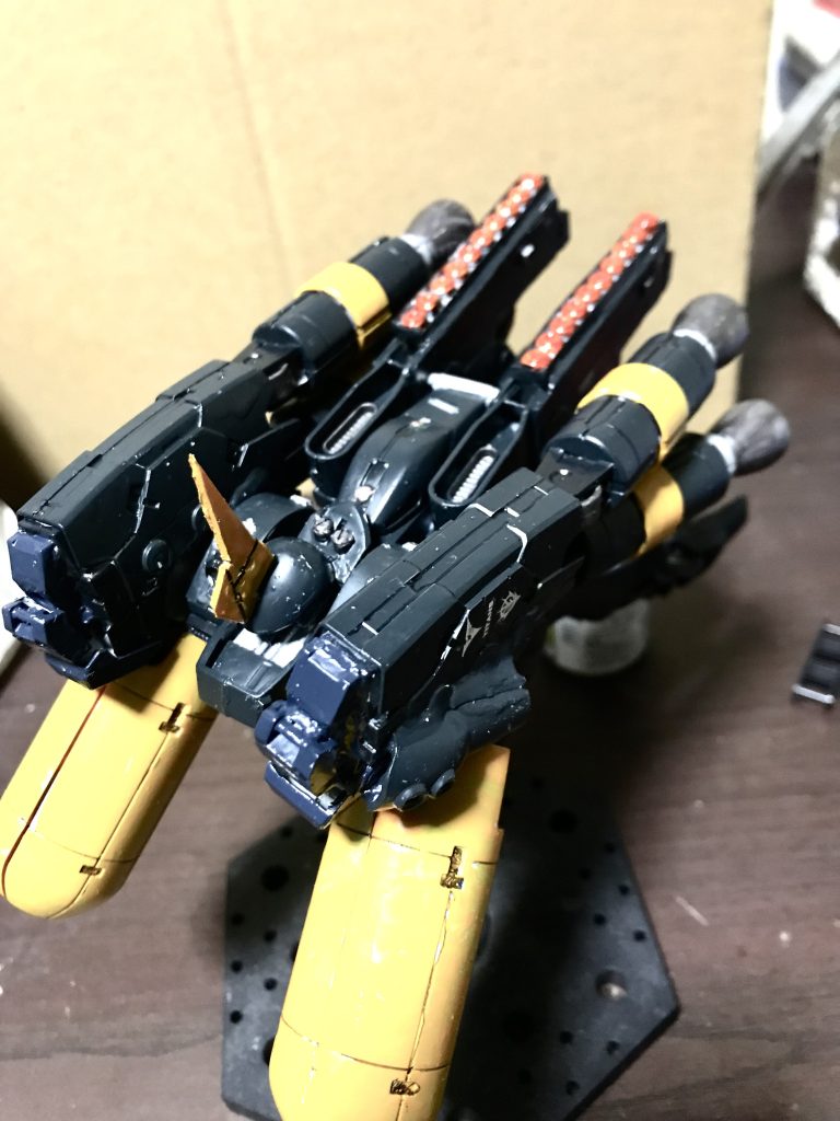 潜航モード。頭はザクⅡの上半分、頭の後ろのパーツはガゾウムの変形時に使うヘッドカバーにモノアイをつけてみました。