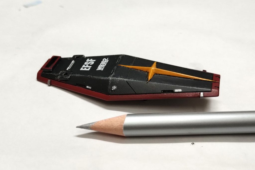 最後のつや消しトップコートを吹く前にウェザリング。銀色と黒色の色鉛筆ウェザリングを中心に、全体的に軽く汚しました。