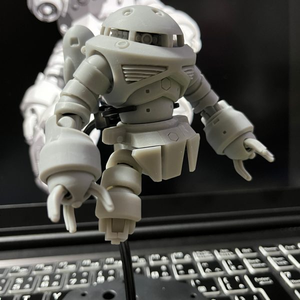 遅滞する製作でしたが、年越しにせめてものネタ投稿をと尽力。ここに来て腰回りスカート・股間スラスター構造と足首からスリッパ周辺ライン修正実施、出力トライ中。可動を詰込み、地に生えるような台形スリッパへ変更。周りに居たでしょ？みんながイベントに向かう時に居残り作業になるヤツ(笑)。あっ！見っかっちゃった！(;^ω^)開き直って年明けは主題保留で添え物テスト出力するか⁉。良いお年を♥（2枚目）