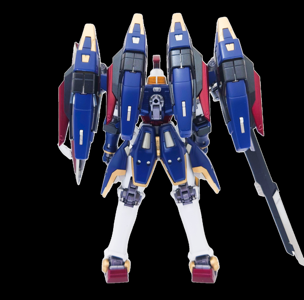 背面のバックパックには、トールギスのブースターを４基搭載させてみました。２基でパイロットに１５Gの負荷がかかるとのことなので、４基だと恐ろしいことになりそうですね(gundam-kao5)