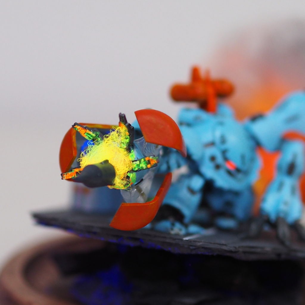 ミサイルカバーが割れ、弾頭を発射