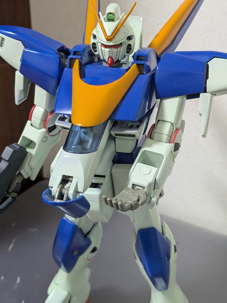 胸にポリキャップとプラ丸棒を仕込み、ウッソくんを出れるようにしました。左手はジャンク部品の1/100ゲルググから流用です。