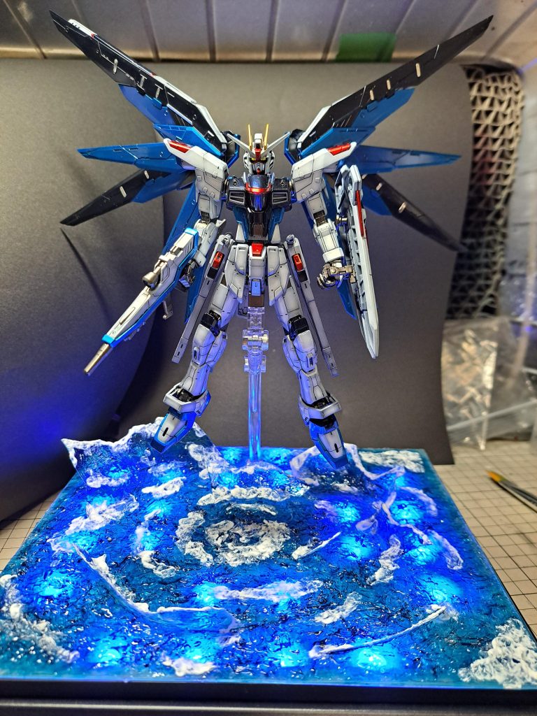 諸先輩の作品を参考に100均の海ジオラマシートに大波小波とプラバンで表現しました。