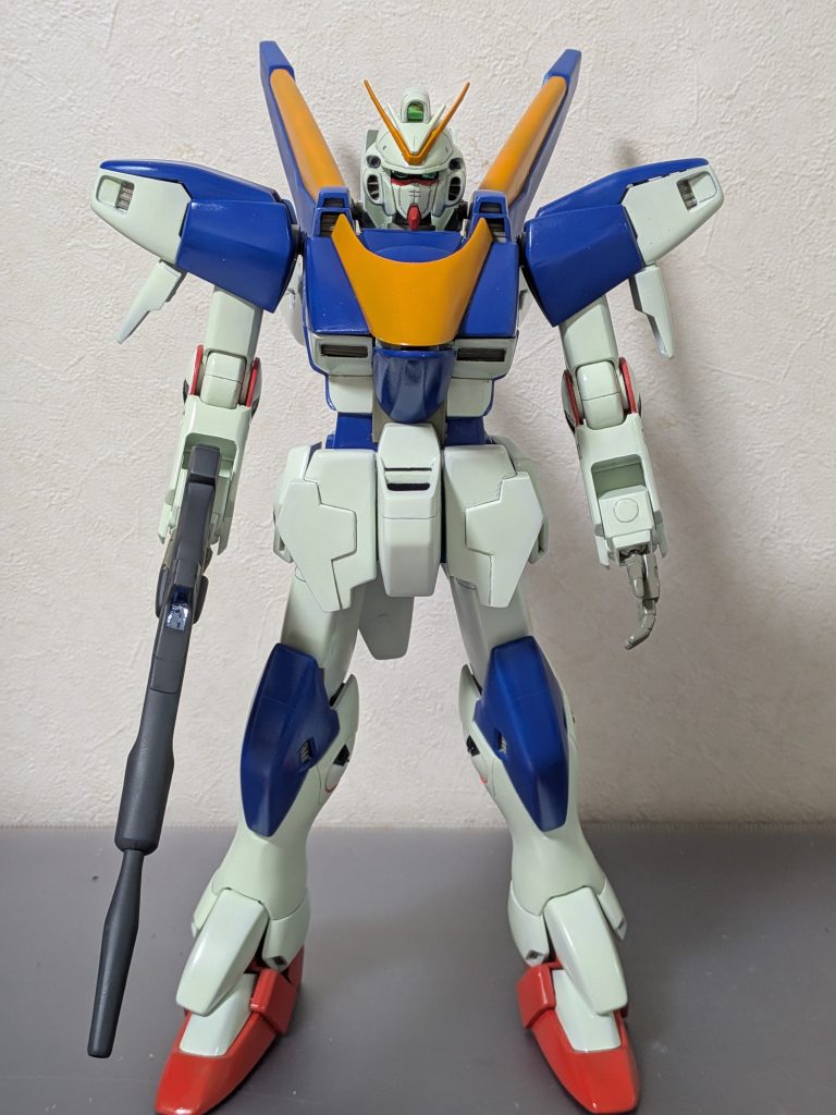 胴まわりの変形機構の部品は、パキパキ割れて修復不可と判断し、プラ角棒と板で作りました。肩のVが収まる所は、大きく感じたので、二段ダクトに、胸のVは、Rを付けて、フロントアーマーは先端を短くしています。各ダクトはモールドプレートを使ってます。