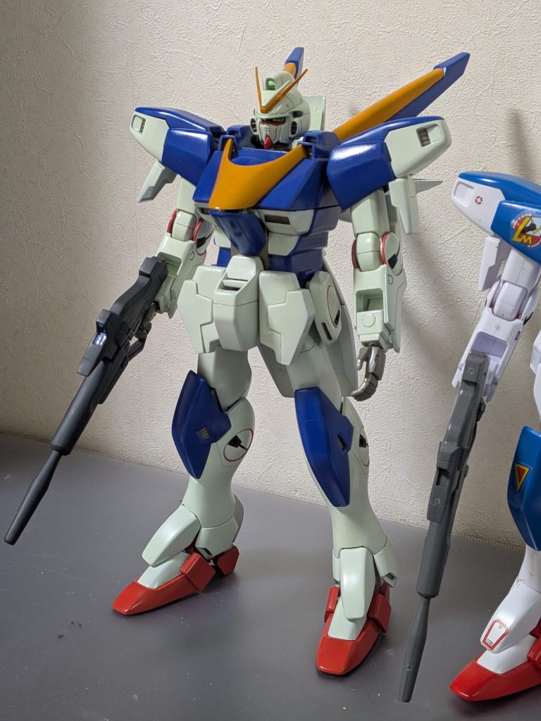 肘、腰、膝の赤丸の塗装が一番大変でした。