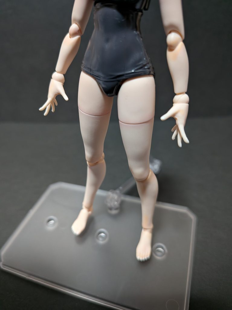 お化粧施しました。使用したのはタミヤ ウェザリングマスターHセットです。太もも円周りはピーチだけ塗布、膝は最初にペールオレンジをエッジに塗布しティッシュで軽く拭いてからピーチを塗布しました。