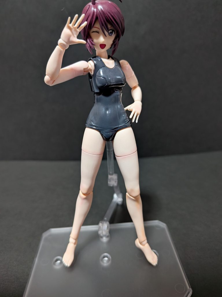 水着部分はMSファントムグレーで塗装し光沢吹きました。最初少し白濁しましたがストーブの温風で白濁がなくなりました。寒い時につや消しかけて白濁したら光沢吹いて改善も可能なので失敗した時のリカバリーにでもどうぞです^_^