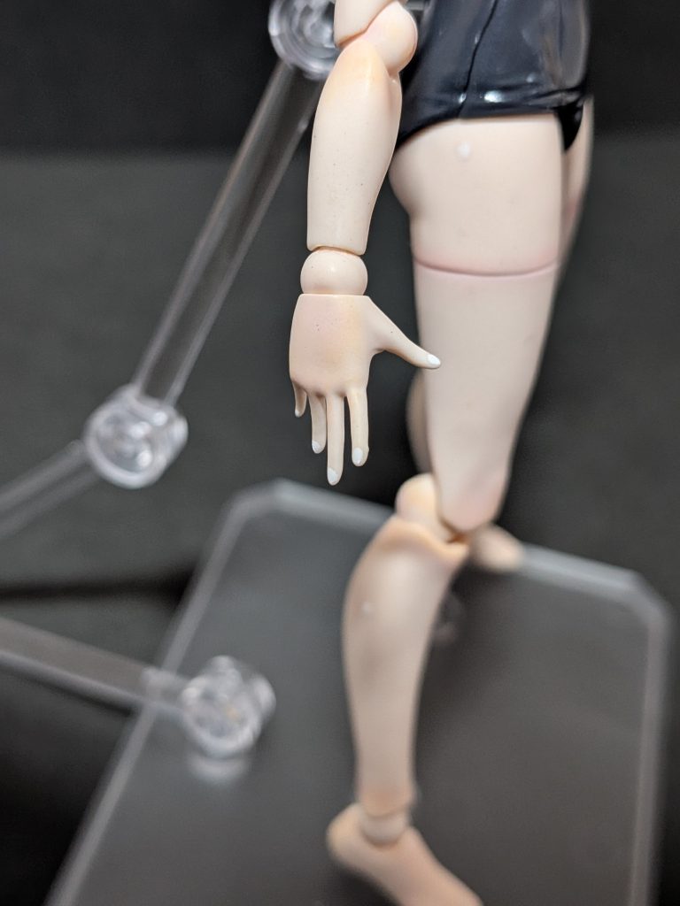 分かりにくいですが爪はホワイトで塗装