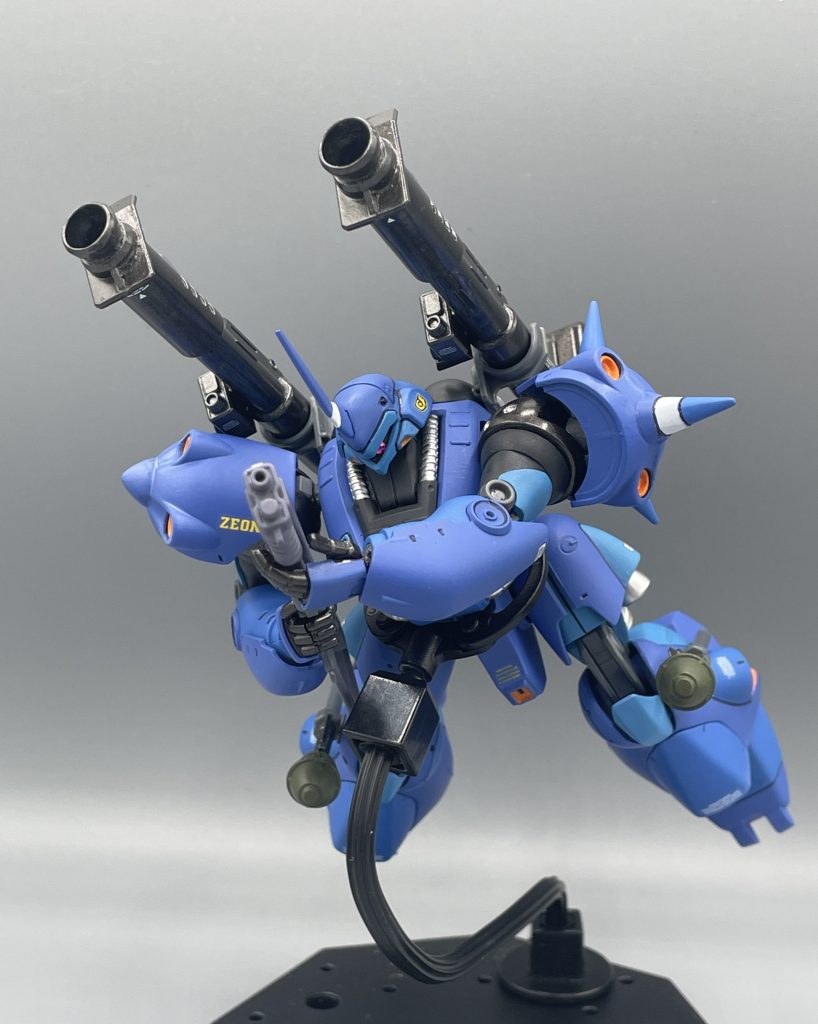 ケンプファー、高機動戦闘!! ショットガンのストックが地面に擦れるほどの低空移動をしながら、コロニー内でドラケンEを次々と撃破していくケンプファー。