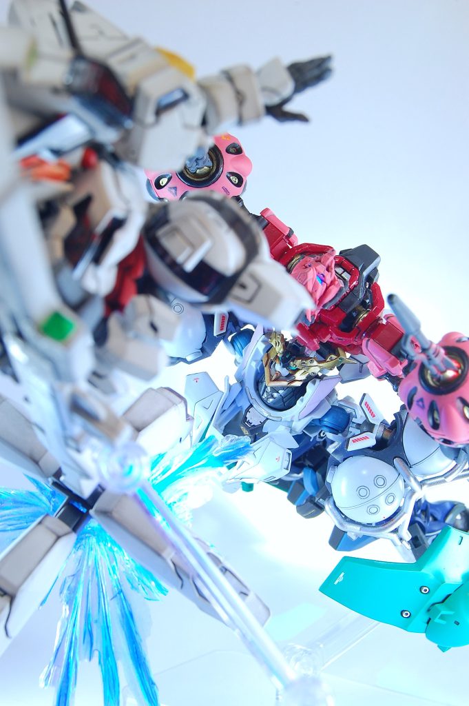 SDキャリバーンを追いかけて。　ジークアクスは引き立て役の敵機みたいなのは作らなかったのですが、こうやって見るとやっぱり相手役がいたほうが顔つきが違って見えてよかったかもしれません。　この機体、写真撮影してた時は「 この機体ならではのポーズや見せ方できてんのかなあ」と半信半疑で撮ってましたが、今見ると形が普通じゃないのでそもそも新鮮な絵面を撮りやすい部類の機体だったかも。