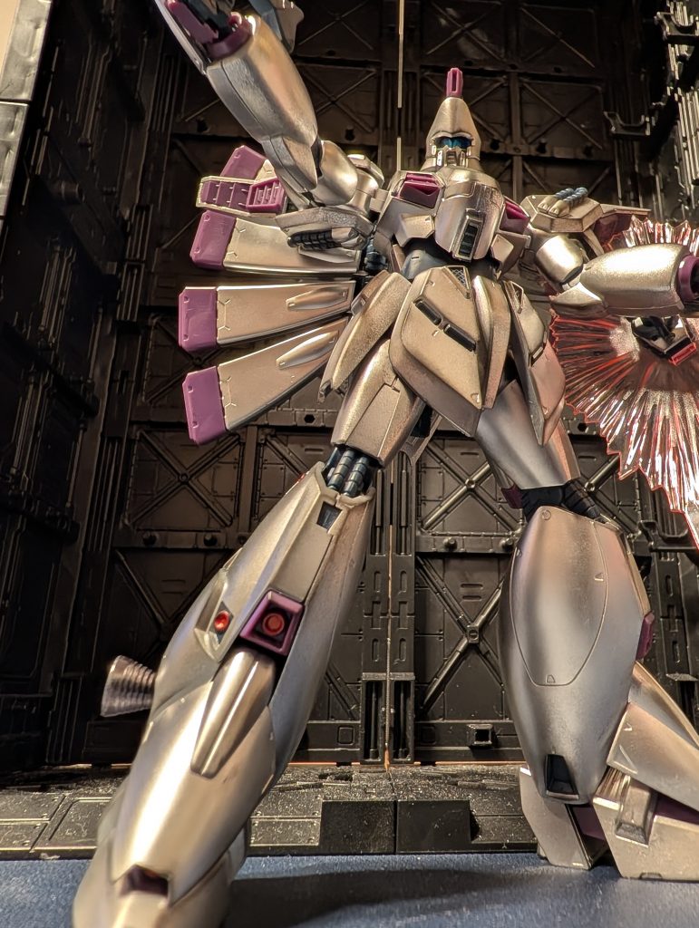 下から。シャインシルバーの上からウエザリングマスターのススを全体的に擦り付けて鈍い輝きにしたつもり。