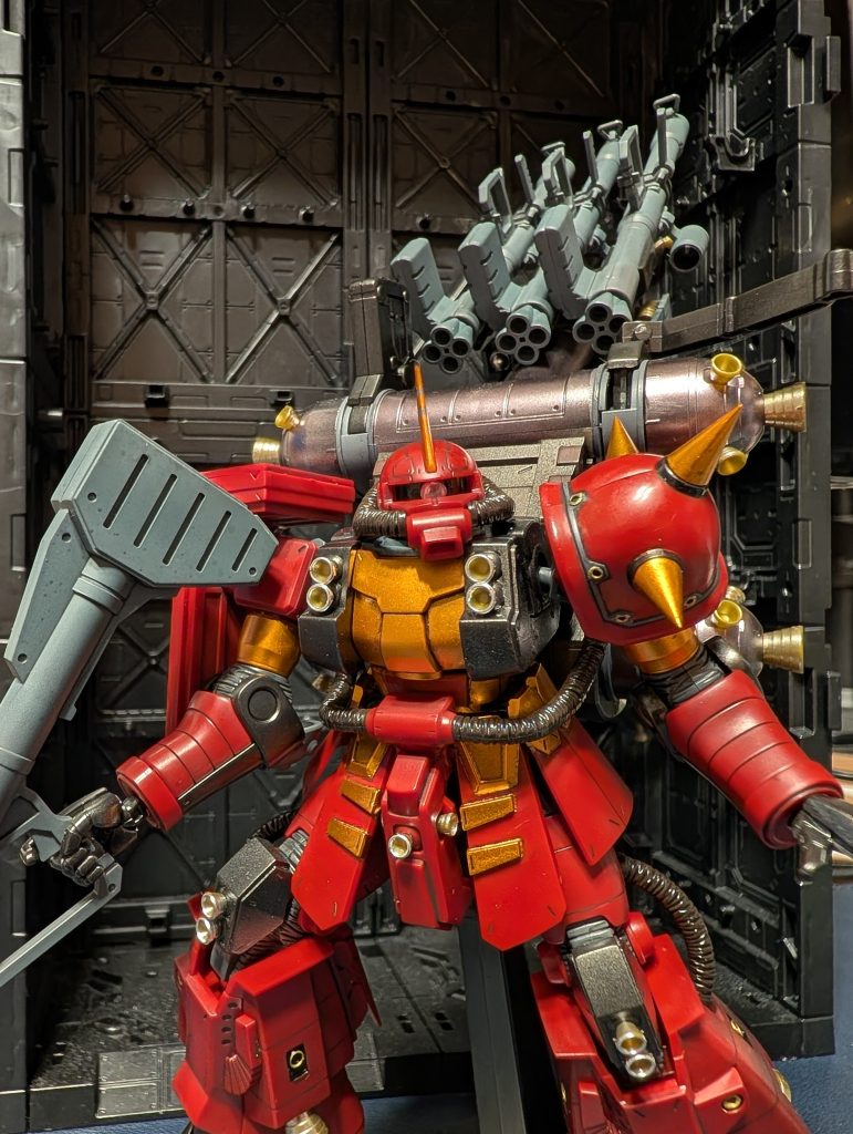 ガンダムマーカーはオレンジがないので、メタリックのオレンジイエローで塗装。武器類はなかなか使う機会がないジオングレー、黒メタリックブラックで塗装してます。背負い物タンクはヘビーガンメタでアクセントにしてます。