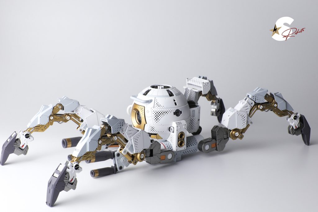 左側はピンバイスでハーフトーンというデザイン技法に見えるグラデーション模様を施工