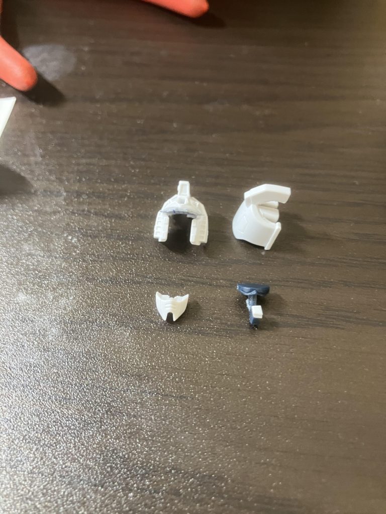 頭部の分割位置変更前後にプラ板を挟んで延長して、マスク部分が奥に入るように加工しています。狙い通り悪い顔に仕上がったと思います。