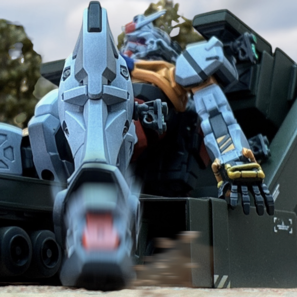 1st版をベースにフレームを被せる形で、GQ版のガンダムトレーラーにしてみました。雑再現ですが、シリンダーの伸縮、フレームの角度、肩の固定具、タラップが可動式で、多少の汎用性があるので、ガンキャノンも運べます。追加パーツを外して、1st版にも戻せますよ😁これでとりあえずガンキャノン戦まで撮影できるようになったので、コクピットシート作成と並行して撮影開始です😃（6枚目）