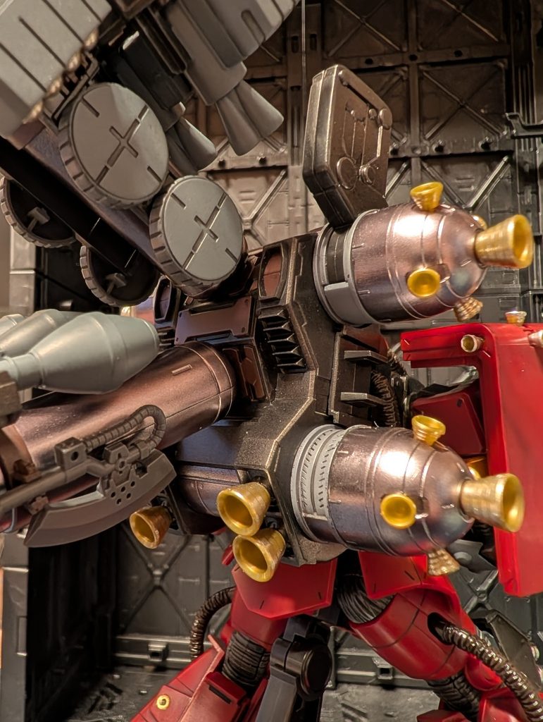 背面。色々塗り分けました。バーニアは外をホワイトゴールドで塗りましたが成型色との違いがあまりわからず。