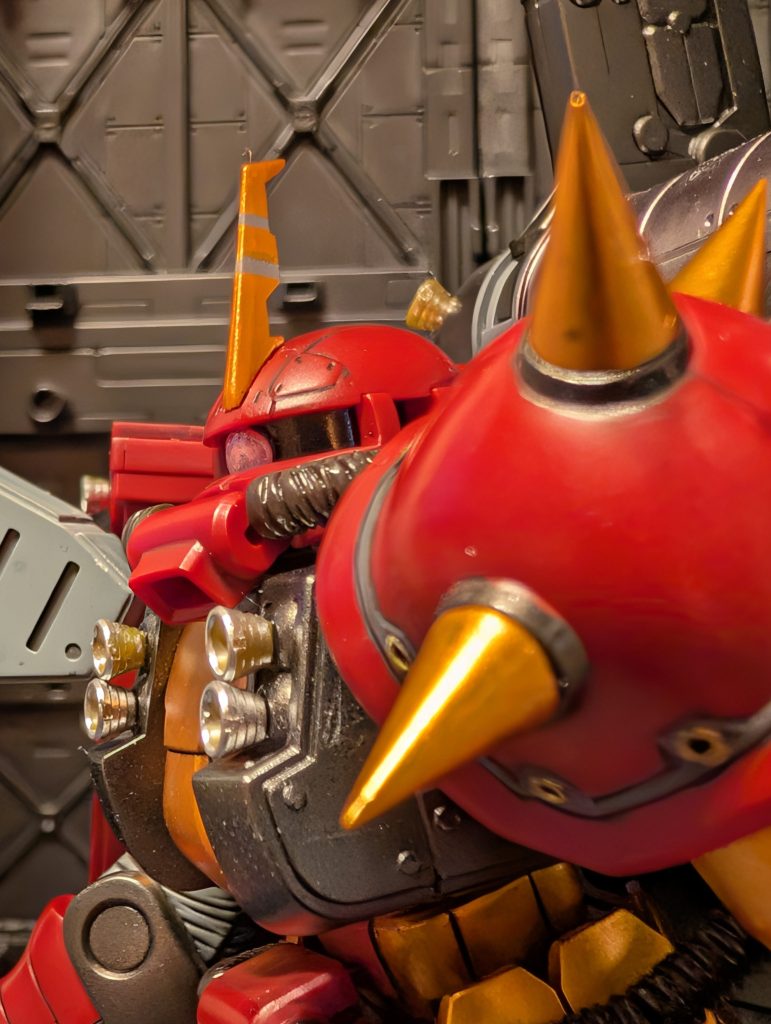 アンテナの二本ストライプも塗り分け。左肩のスパイクアーマーも地道に塗り分けました。もう少し明るいグレーが良かったかも・・・。