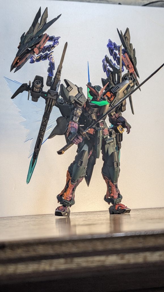 今回の製作の経緯です。キャンプ場Mioのガンプラ会の火付け役であり、多大なるサポートを頂いている「りゅう」さん。好きなMSはアストレイ、V2アサルトバスター、ダブルオーライザーとの事でその3つを混ぜて「りゅう」さん史上最高にカッコいいガンダムを作ってみようという試みでした(gundam-kao2)