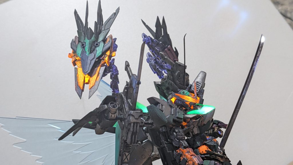 色のリクエストは「紫」と「緑」でした。なので、フレームを紫、装甲を緑にして「アストレイバープルフレームグリーンドラゴン」になりました。来年、アストレイレッドフレームレッドドラゴンが発売との事でちょっと寄せた感じにしてみました👍🏻