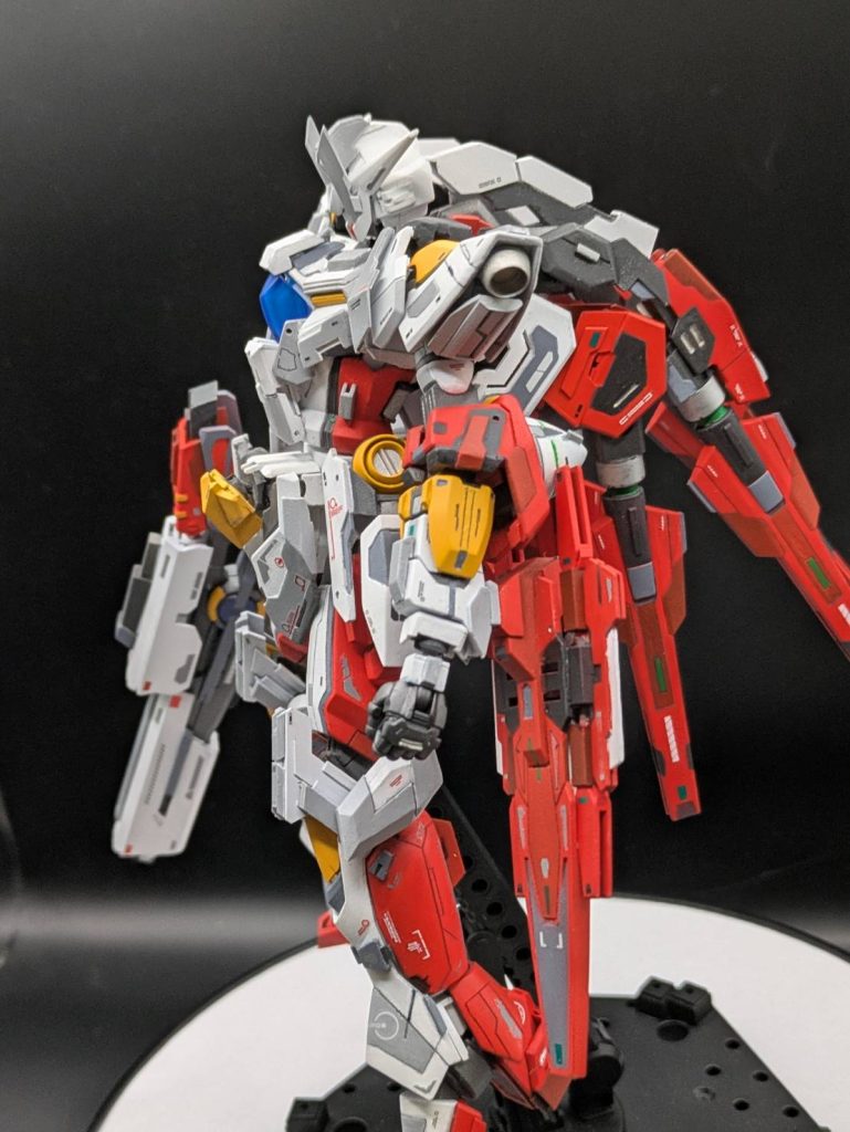 肩にかけてのバックパックはファングのラインに沿うように、自作パーツで再デザイン