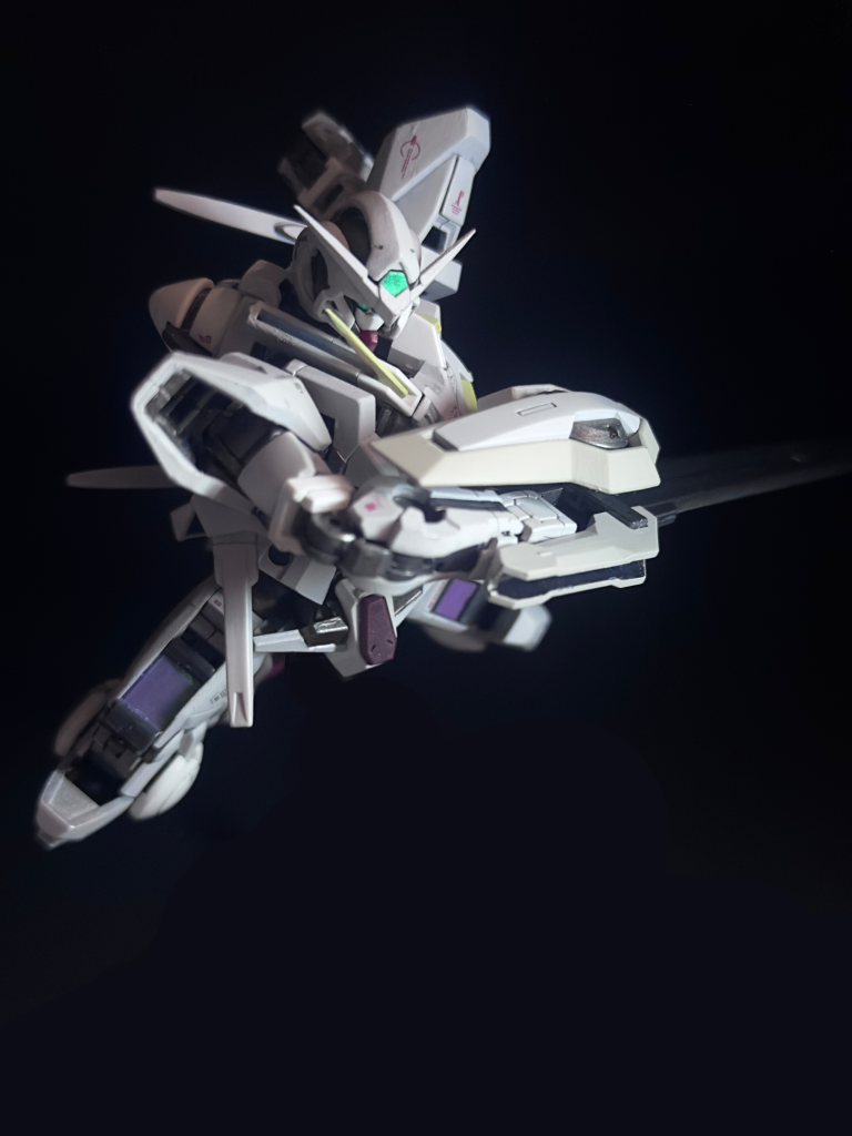 以下 武装紹介をしつつポージング主兵装はGNソード、GNビームサーベル×4